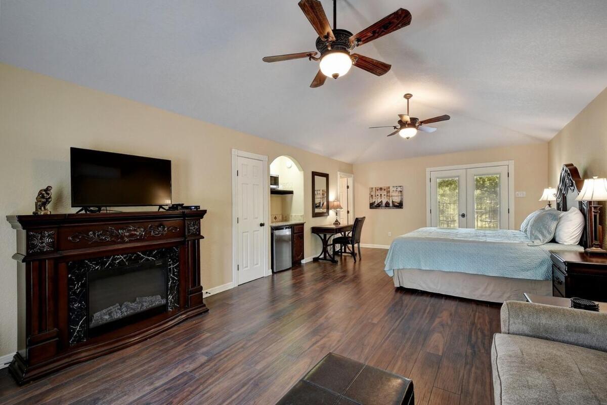 Messina Inn Wimberley Room photo